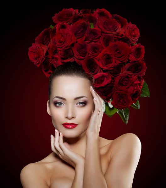 مدل زیبای زن گل رز در سالن زیبایی مو آرایش دختر جوان مدرن در اسپا مجلل خانم آرایش ریمل برای مژه های بلند رژ لب روی لب سایه چشم محصولات موهای براق درمان