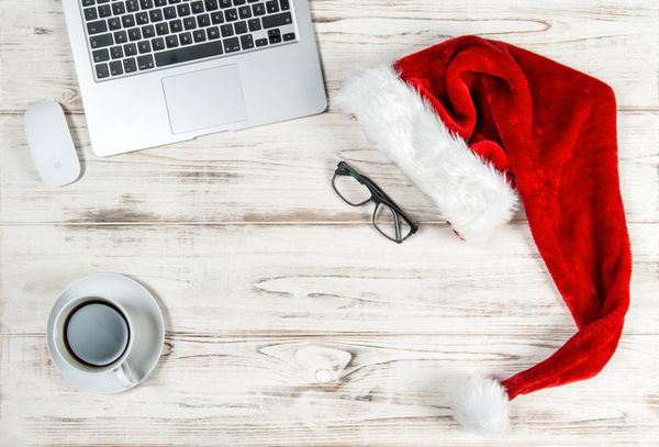 دفتر کار با صفحه کلید لپ تاپ کامپیوتر قهوه و دکوراسیون کریسمس مفهوم تعطیلات کاری