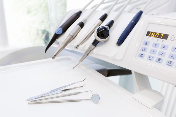 تجهیزات و لوازم دندانپزشکی در مطب دندانپزشکی ابزار از نمای نزدیک دندانپزشکی