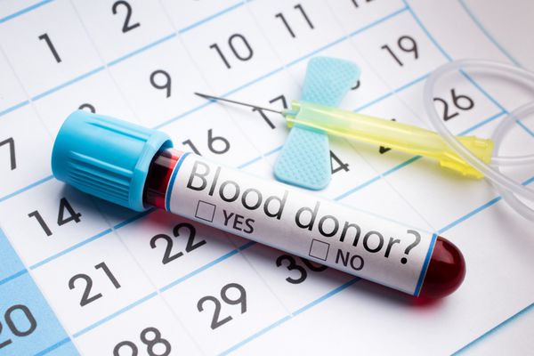 تقویم برنامه ریزی و نمونه خون در لوله برچسب دار با سوال اهدا کننده خون لوله خون دارای برچسب سوال خون اهدا کننده
