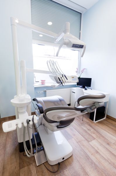 مطب دندانپزشکی تجهیزات دندانپزشکی در فضای داخلی مدرن و تمیز