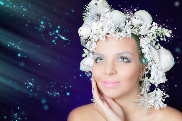 ملکه زمستانی با مدل موی جادویی سفید آرایش زیبای کریسمس زن کریسمس مفهوم فروش و خرید در تعطیلات