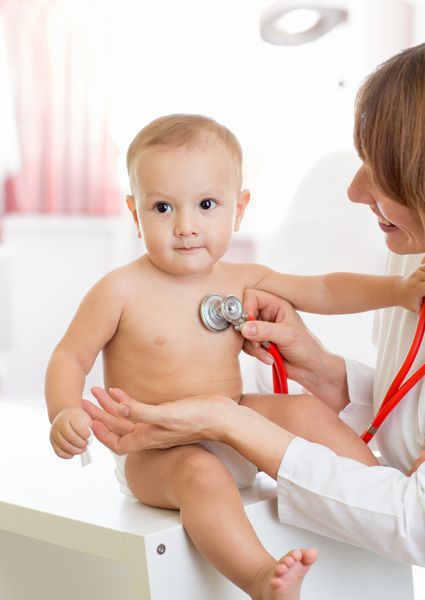 پزشک متخصص اطفال با کودک آرام در اتاق پزشکی