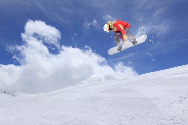 اسنوبرد سوار بر روی کوه ورزش شدید