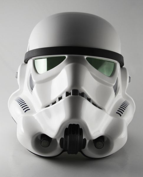 نیویورک - 7 نوامبر 2015 پرتره استودیویی از کلاه ایمنی ستارگان با نام تجاری efx anh stormtrooper جنگ ستارگان نیرو بیدار می شود در 18 دسامبر 2015 در سراسر جهان افتتاح می شود فرنچایز جنگ ستارگان متعلق به دیزنی است