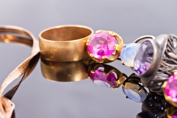 انواع جواهرات ساخته شده از فلزات گرانبها انگشترهای طلا و نقره با منبت کاری از سنگ های قیمتی مختلف