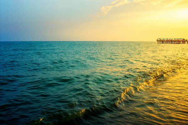 دریای آبی و خورشید در غروب