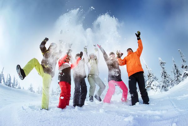 گروهی از دوستان اسنوبورد سوار در حال تفریح در بالای کوه در استراحتگاه شرگش