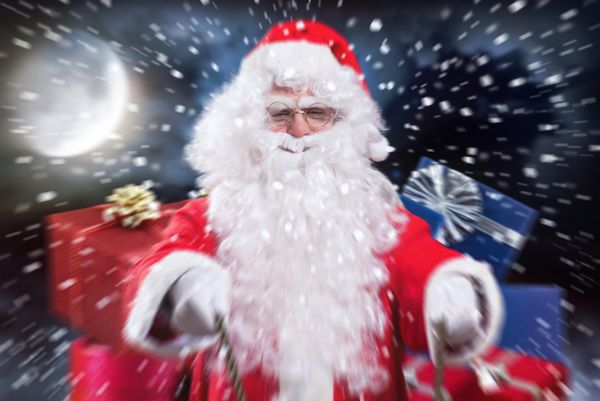 بابا نوئل سوار بر سورتمه خود در شب کریسمس برای تحویل دادن هدایا