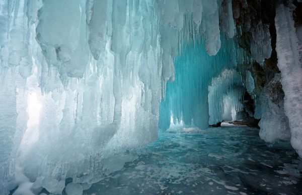 غار یخی در جزیره اولخون در دریاچه بایکال در سیبری در فصل زمستان
