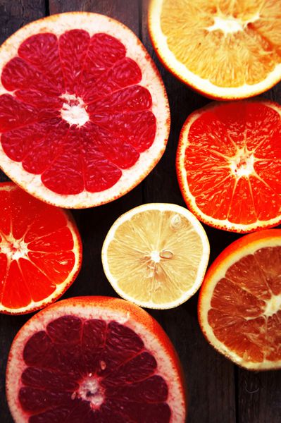 میوه در یک نمای نزدیک گریپ فروت پرتقال لیمو نارنگی پس زمینه میوه غذای روستایی میوه میوه های تازه پس زمینه میوه های مخلوط تغذیه سالم رژیم غذایی میوه های عاشقانه