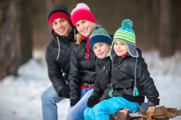پیاده روی خانوادگی شاد و همراه با برف در جنگل زمستانی