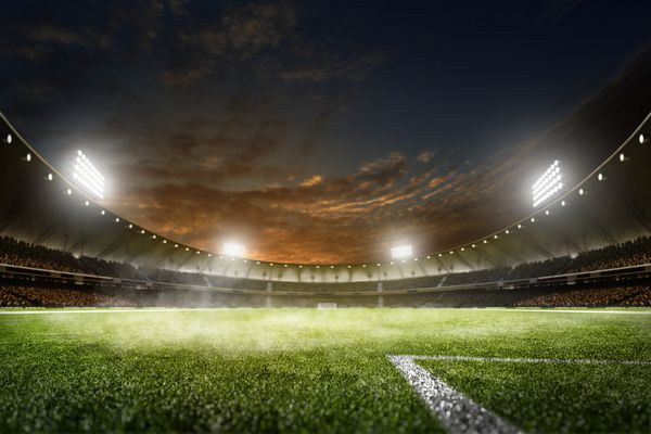میدان بزرگ فوتبال شبانه خالی در چراغ ها