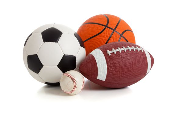 توپ های ورزشی متنوع در پس زمینه سفید شامل یک توپ فوتبال یک توپ فوتبال یک بسکتبال و یک بیس بال است