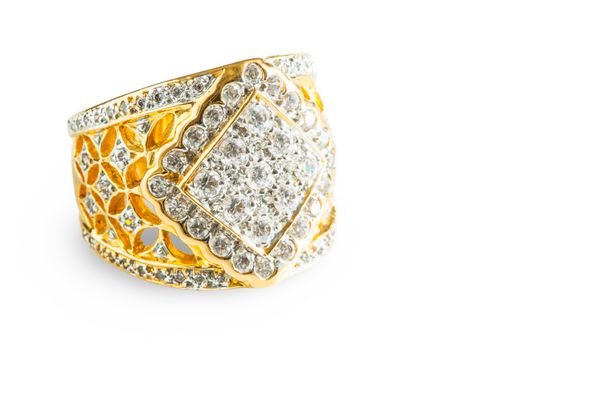 حلقه الماس طلا جدا شده بر روی سفید