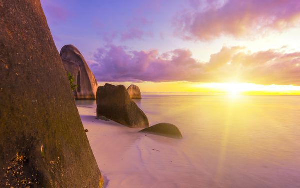 تخته سنگ های گرانیتی با شکل زیبا و غروب چشمگیر خورشید در ساحل آنس سورس دارجنت جزیره لا دیگ سیشل
