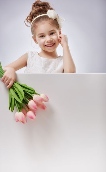 دختر بچه شیرین با بنر پوستر سفید سفید دختر کوچولوی شاد با دسته گل لاله مفهوم عروسی جشن