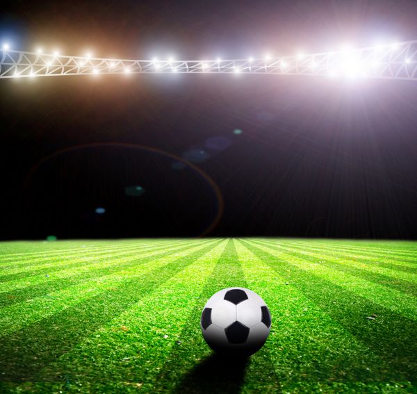 چراغ های روشن در شب و استادیوم فوتبال