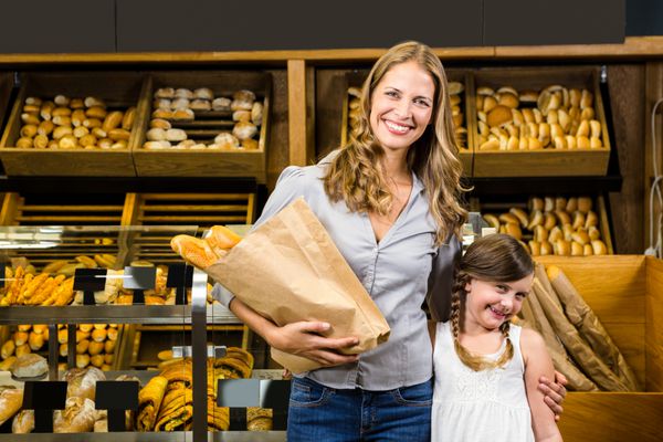 پرتره مادر و دختر در فروشگاه مواد غذایی