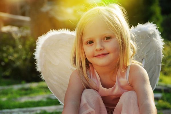 دختر جوان زیبا با بال فرشته