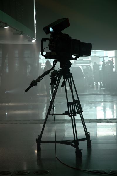 دوربین فیلمبرداری تلویزیون در یک استودیو