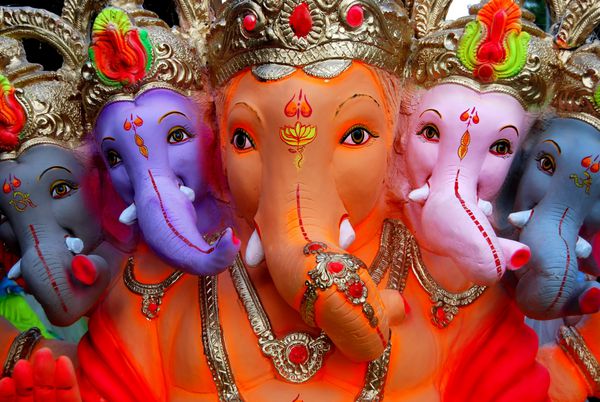 خدای هندی گانشا در تصویری رنگارنگ با سرهای متعدد