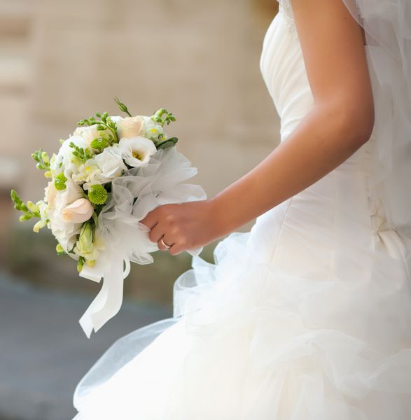 دسته گل در دستان عروس