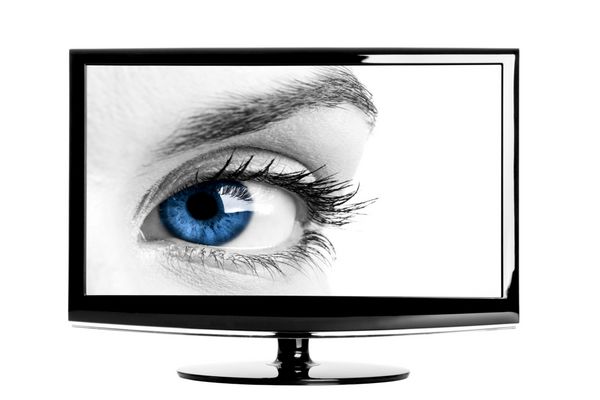 تلویزیون hd مدرن که یک چشم آبی زن زیبا را نشان می دهد