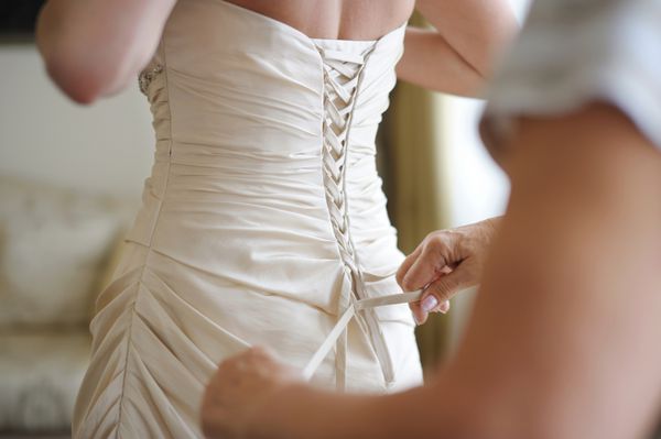 کمک به عروس برای پوشیدن لباس عروسش