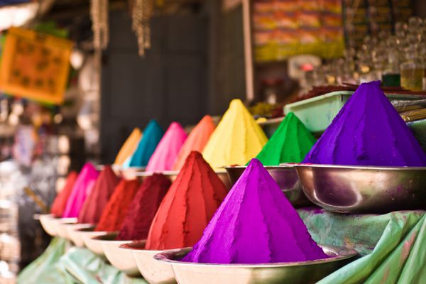 کاسه رنگ های رنگی پر جنب و جوش در هند - رنگ های هولی