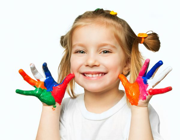 دختر کوچک زیبا با دست در رنگ