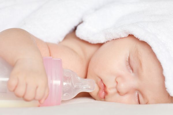 خوابیدن کودک با شیشه شیر