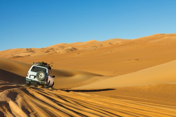 سافاری صحرای صحرا - رانندگی خودروی خارج از جاده در دریای شنی آوی لیبی