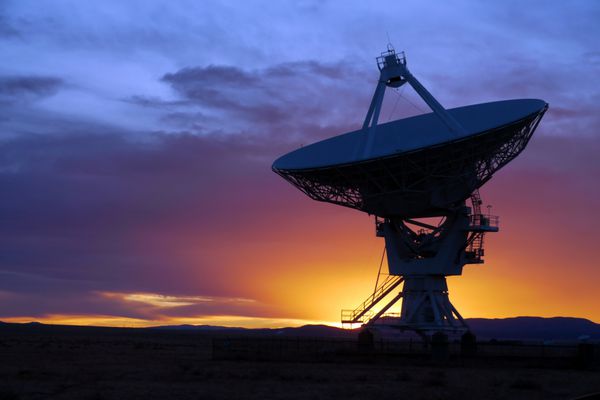تصویر یک تلسکوپ رادیویی در آرایه بسیار بزرگ vla در مکزیک جدید ایالات متحده آمریکا در غروب خورشید