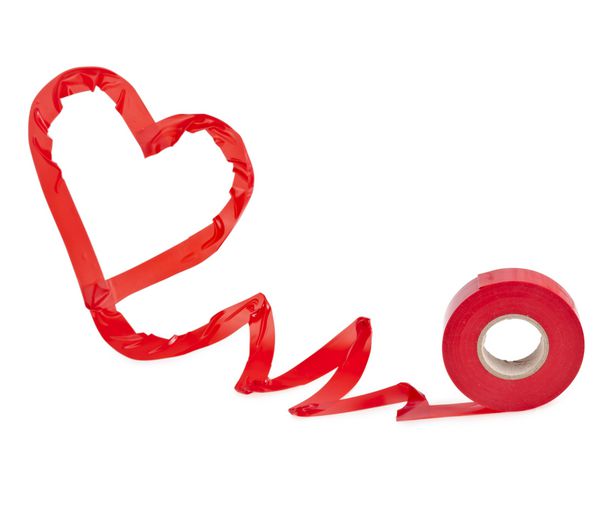 قلب قرمز از نوار چسب جدا شده روی سفید