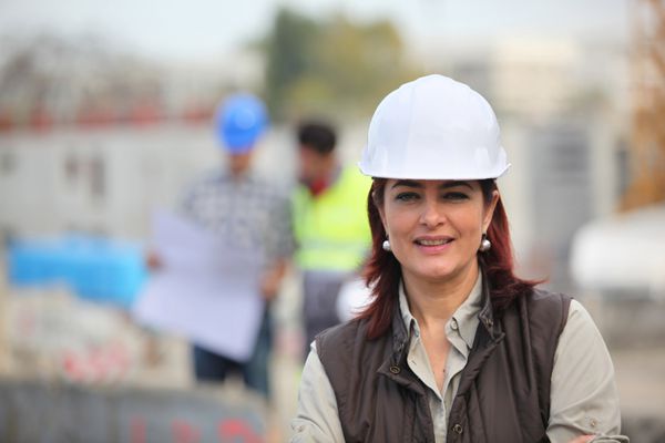 زنی که در یک سایت ساختمانی کار می کند