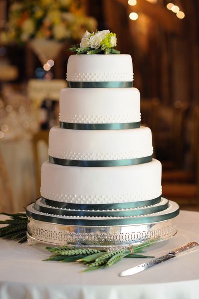 کیک عروسی سبز و سفید در پذیرایی در n