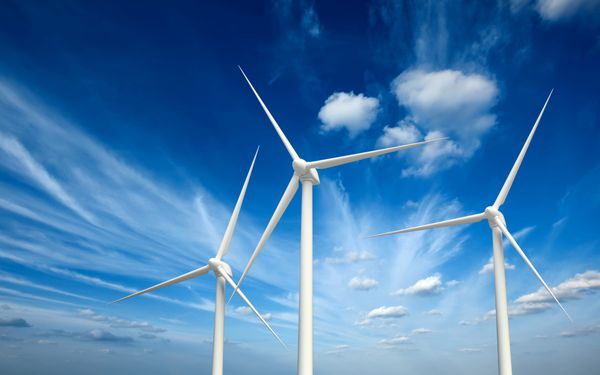 مفهوم انرژی تجدیدپذیر سبز - توربین های ژنراتور بادی در آسمان