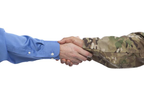 دست دادن نظامی و تاجر
