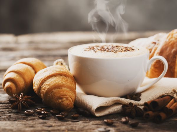 قهوه و شیرینی روی زمینه چوبی
