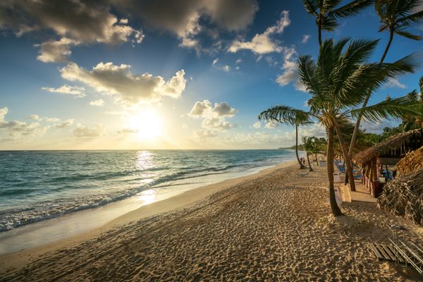 تعطیلات کارائیب طلوع زیبای خورشید بر فراز ساحل استوایی