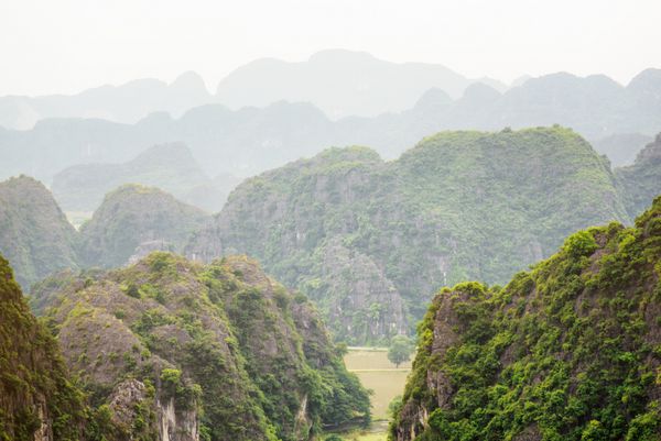 منظره‌ای از بی‌شمار کوه‌های کارست در نین بین ویتنام