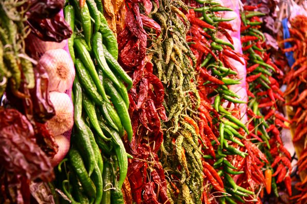 فلفل قرمز قرمز - getnete chilis und knoblauch auf dem markt la boqueria در سلونا اسپانیا