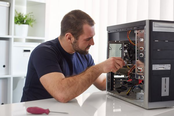 مرد تعمیر کامپیوتر