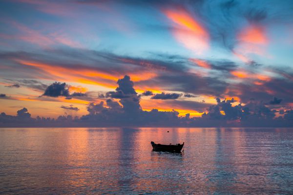 طلوع آرام خورشید بر فراز اقیانوس در مالدیو