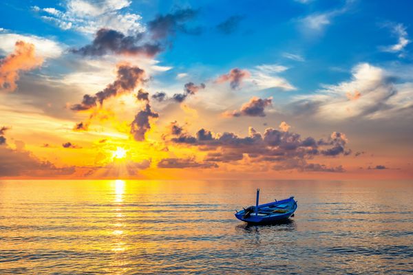 طلوع رنگارنگ خورشید بر فراز اقیانوس در مالدیو