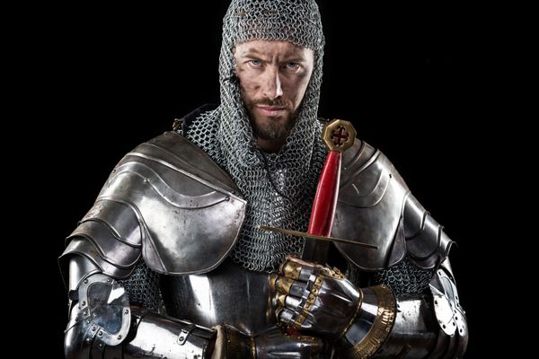 جنگجوی قرون وسطایی با زره زنجیر و شمشیر