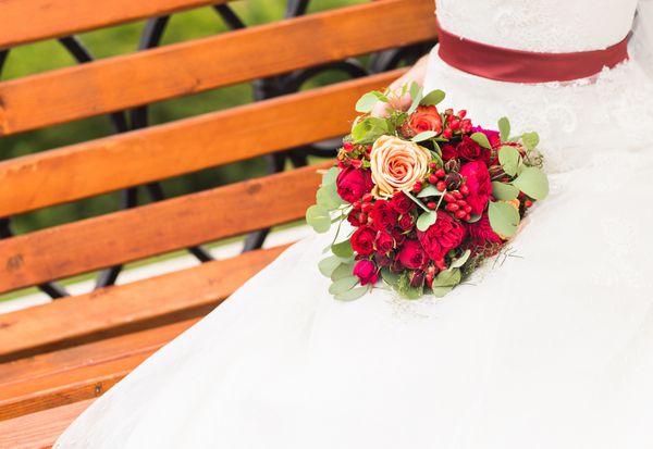دسته گل عروسی زیبا در دستان عروس