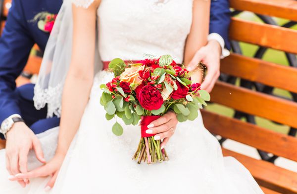 دسته گل عروسی زیبا در دستان عروس