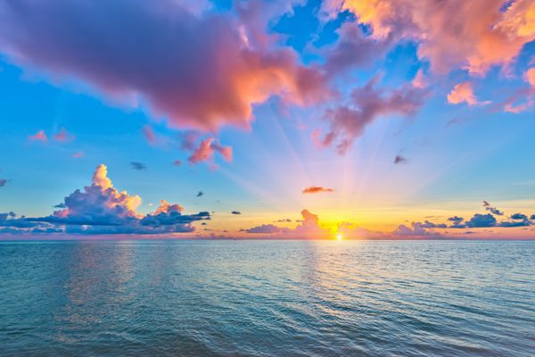 طلوع رنگارنگ خورشید بر فراز اقیانوس در مالدیو